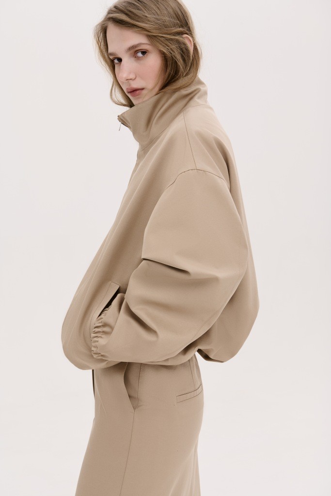 МІНІМАЛІСТИЧНА КУРТКА-БОМБЕР З ВИСОКИМ  КОМІРОМ-СТІЙКОЮ 1263 зображення 1